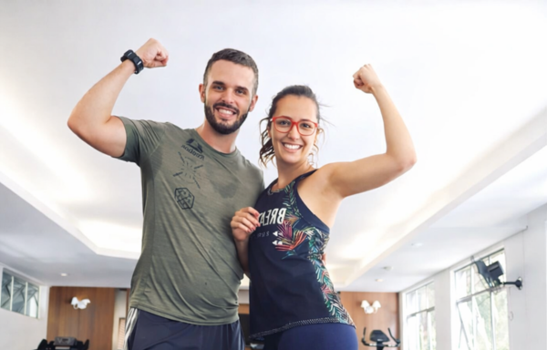 Casal comemorando resultado - Desafio Engrenagem